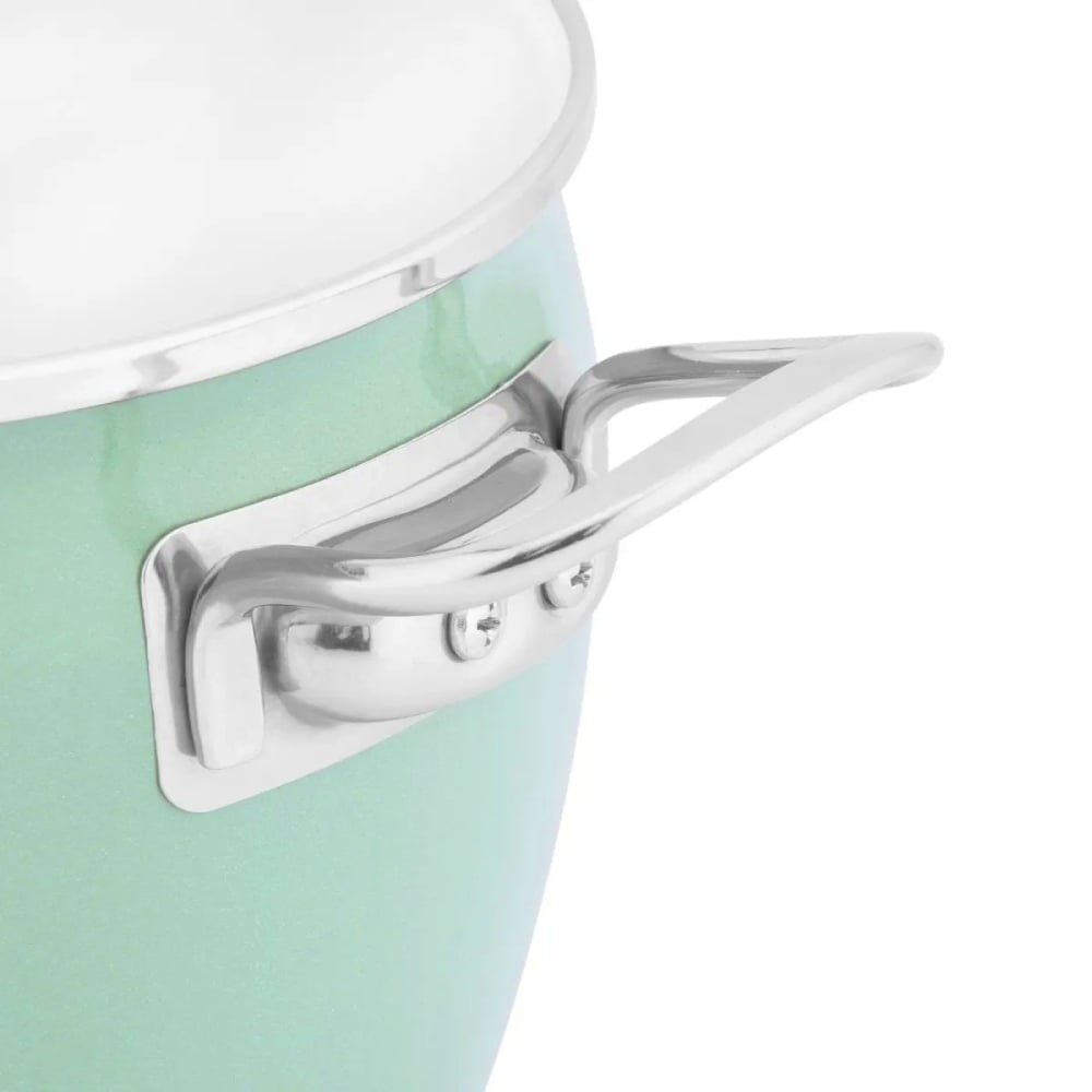 Solidne mocowanie na lata Solidne, stalowe uchwyty są trwale przymocowane do korpusu garnka, co zapewnia bezpieczeństwo podczas przenoszenia nawet pełnych naczyń. Wykończenie ze stali nierdzewnej dodaje całości nowoczesnego sznytu.