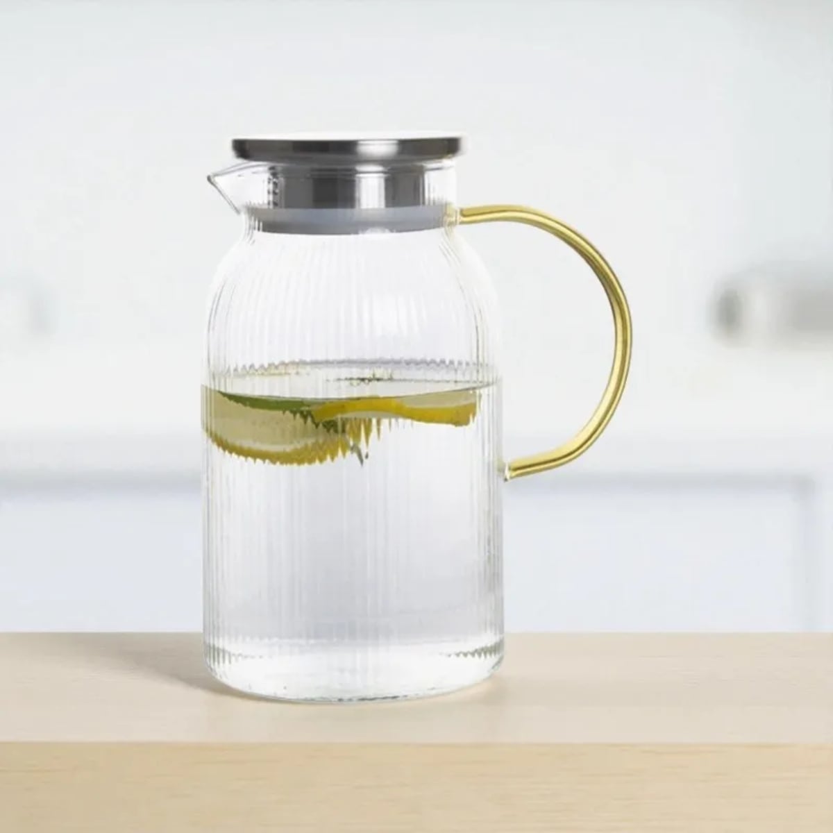 Szklany dzbanek do napojów 1,5 l z metalową pokrywką I złotą rączką tragar