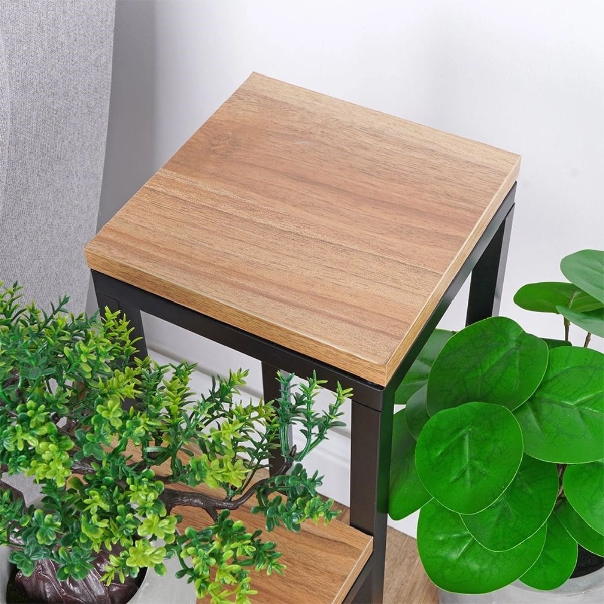 Kwietnik metalowy 69 cm czarny 4-poziomowy stojak na kwiaty i dekoracje Vilde