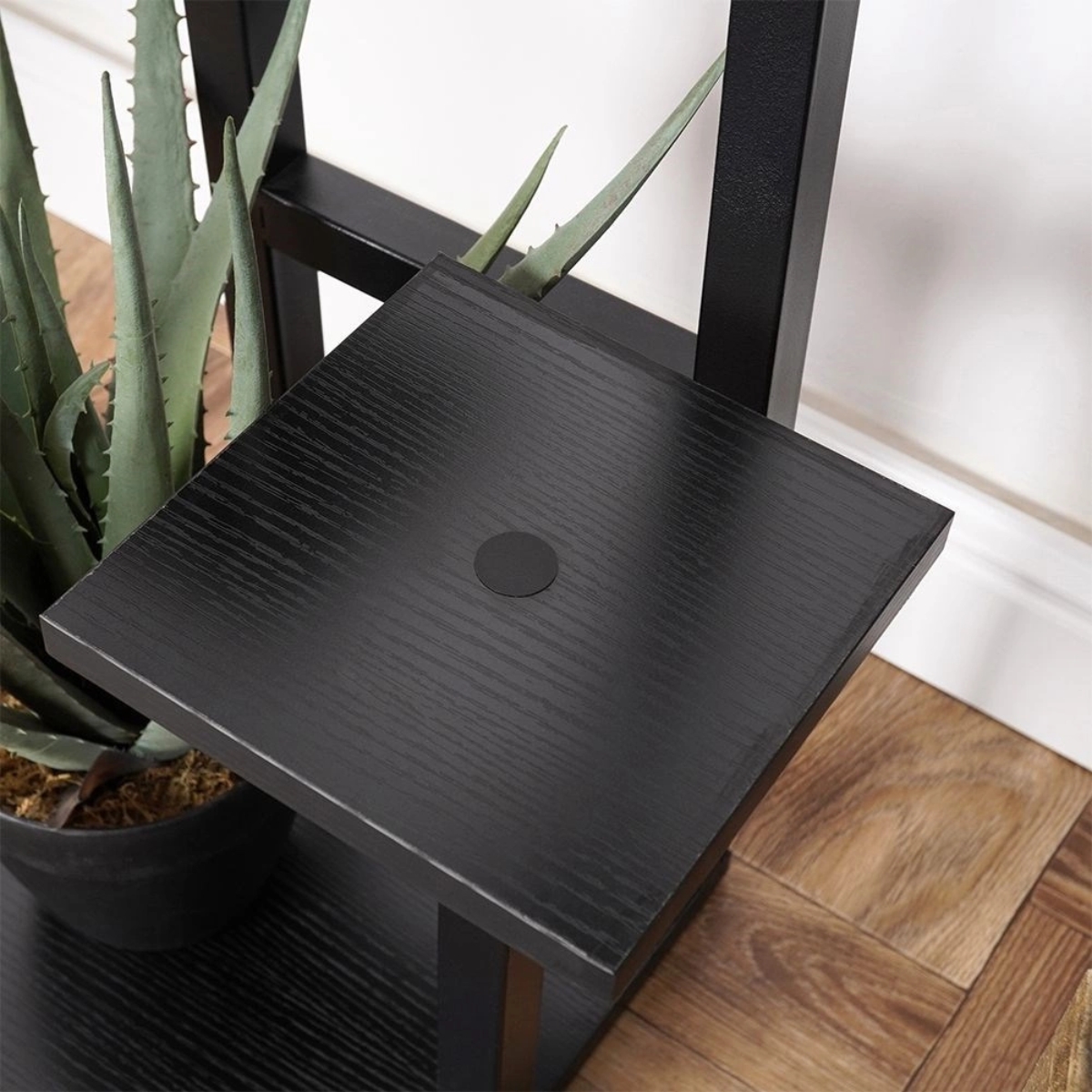 Kwietnik metalowy 84 cm czarny 4-poziomowy stojak na kwiaty i dekoracje Vilde