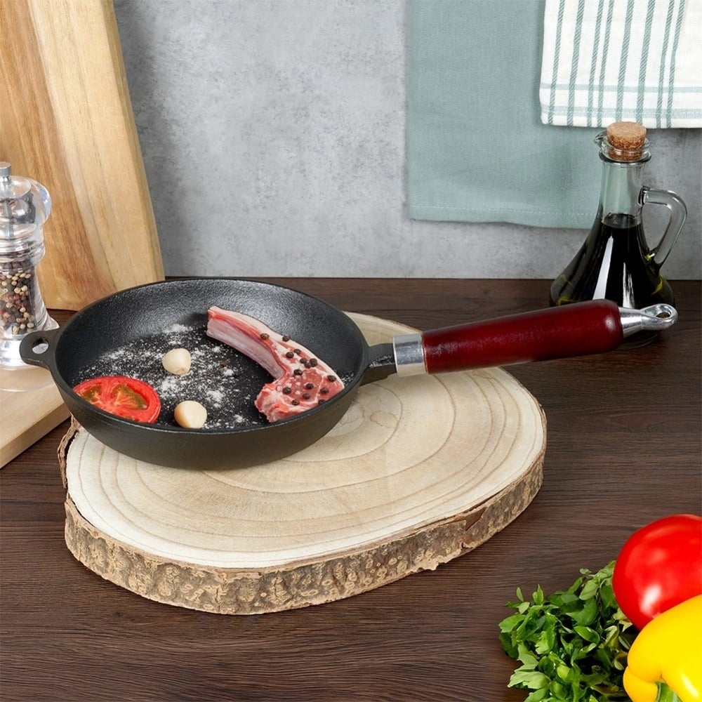 Patelnia żeliwna z drewnianą rączką CAST LINE 20 cm na indukcje gaz ognisko Vilde