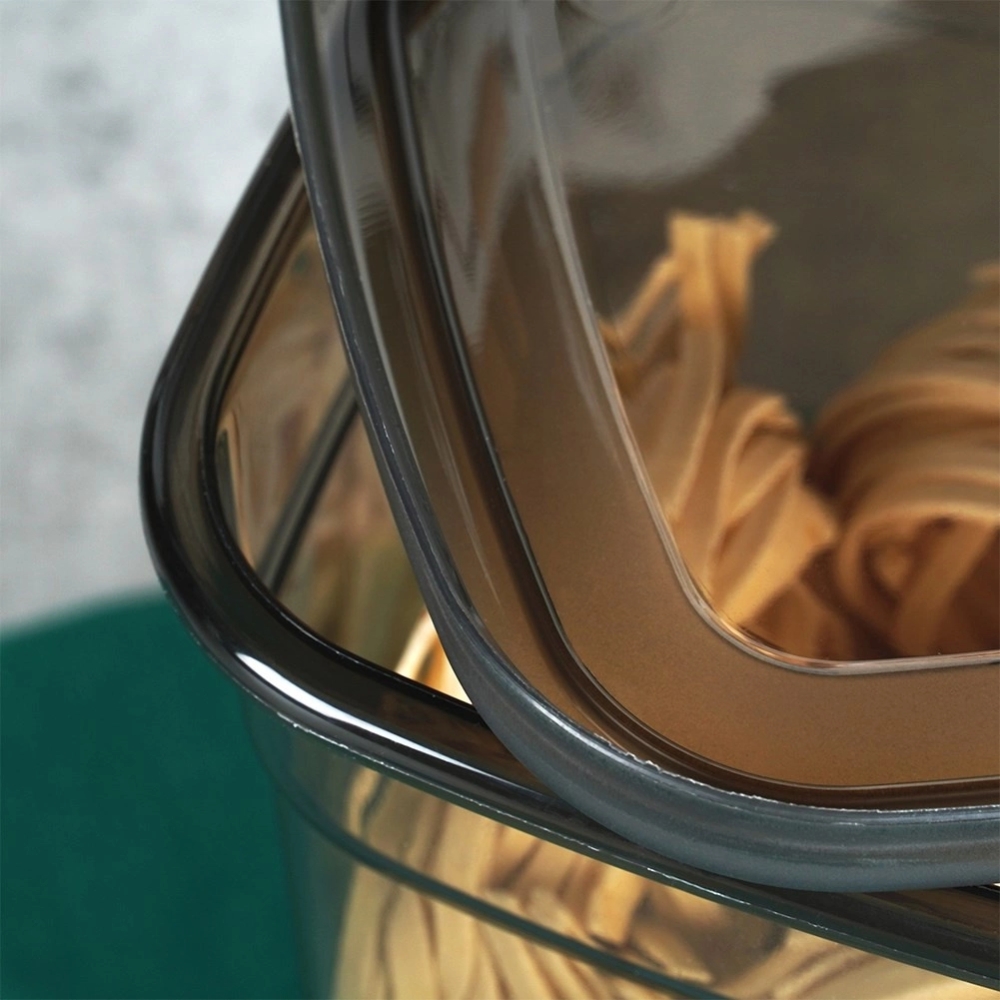 Pojemnik kuchenny z pokrywką na produkty sypkie wysoki czarny 1L Vilde