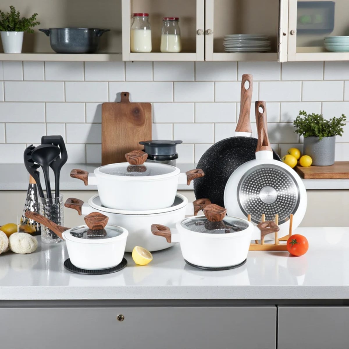 Zestaw garnków marmurkowych białych z powłoką granitową 15 el. komplet z patelniami wraz z rondlem i przyborami MasterPan