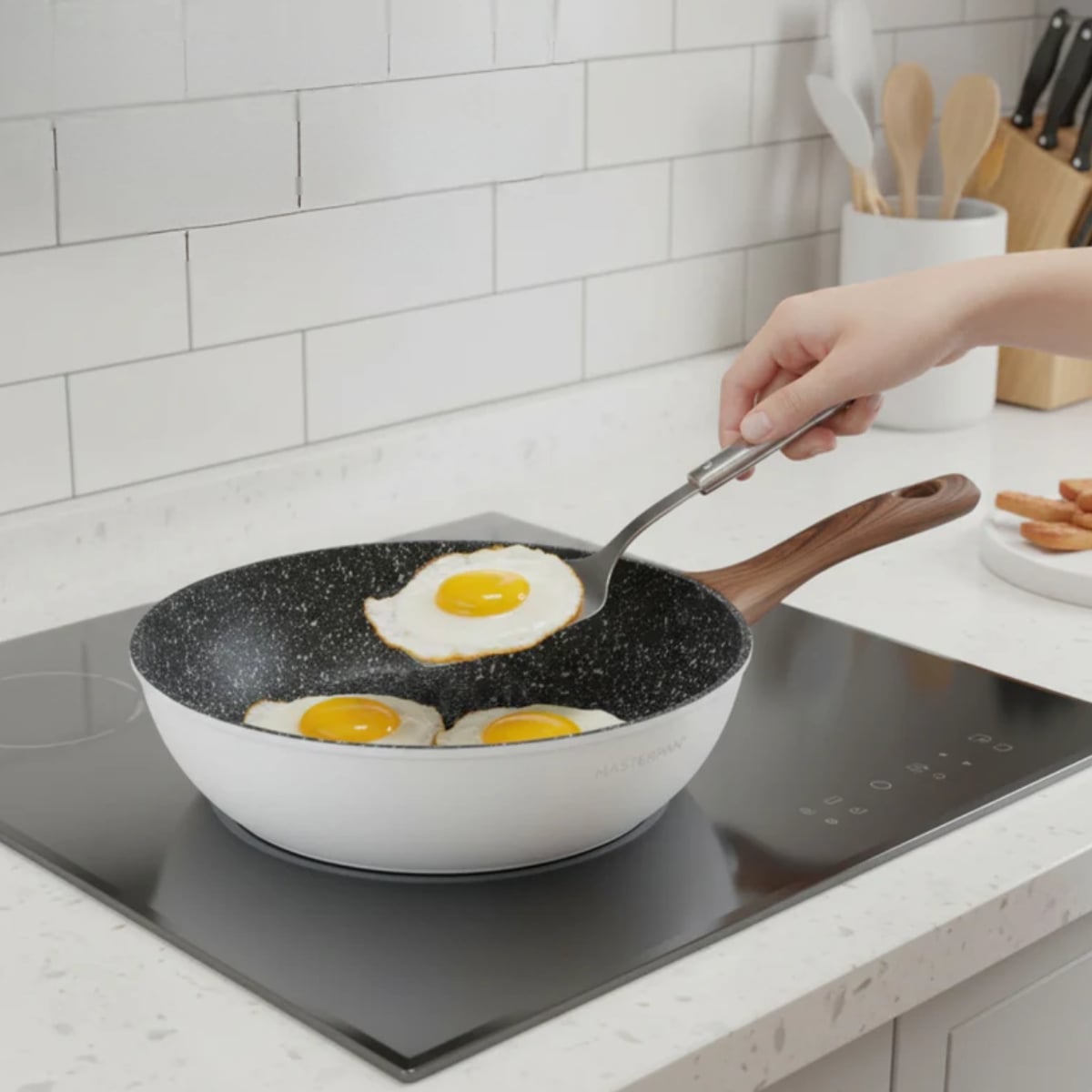 Zestaw garnków marmurkowych białych z powłoką granitową 15 el. komplet z patelniami wraz z rondlem i przyborami MasterPan