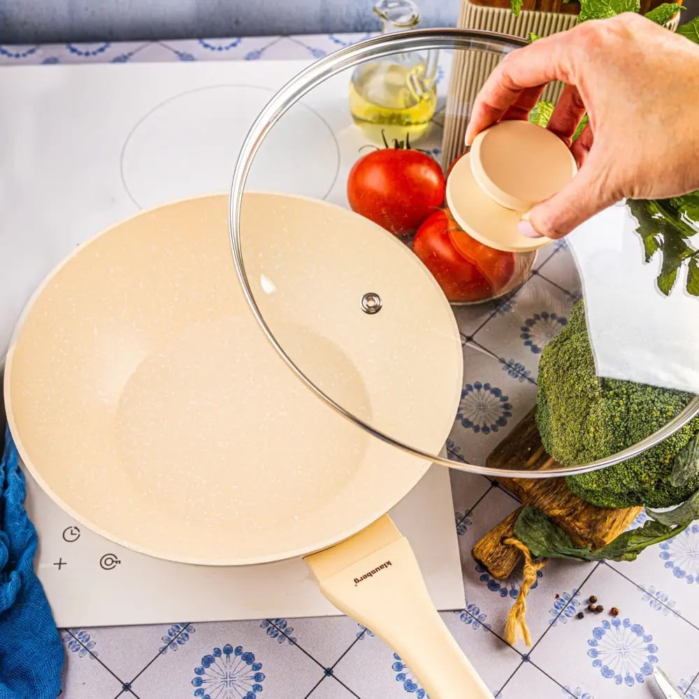 Patelnia WOK 28 cm z pokrywką i powłoką marmurową nieprzywierająca kremowa indukcja gaz Klausberg