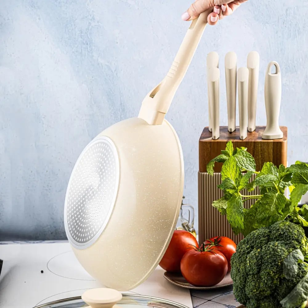 Patelnia WOK 28 cm z pokrywką i powłoką marmurową nieprzywierająca kremowa indukcja gaz Klausberg