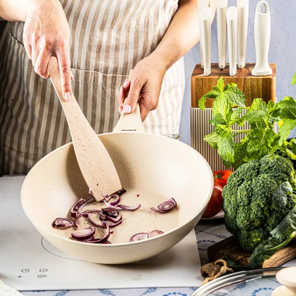 Patelnia WOK 28 cm z pokrywką i powłoką marmurową nieprzywierająca kremowa indukcja gaz Klausberg